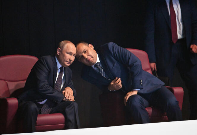 Le président russe Vladimir Poutine et Umar Kremlev, secrétaire général de la Fédération russe de boxe, en septembre 2022, à Moscou.
