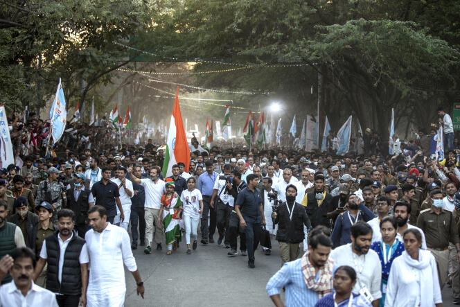 Rahul Gandhi salue ses sympathisants alors qu’il entre dans la ville d’Indore, dans l’Etat du Madhya Pradesh, en Inde, le 27 novembre 2022. 