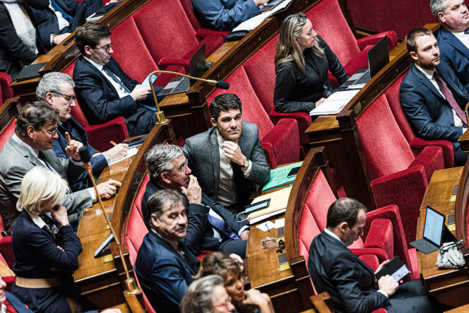 Le député du parti Les Républicains, Aurélien Pradié (au centre) lors d’une séance de Questions au gouvernement, à l’Assemblée nationale, à Paris, le 29 novembre 2022.
 