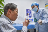 Vacciner massivement les personnes les plus âgées, une possible porte de sortie de la politique zéro Covid pour la Chine