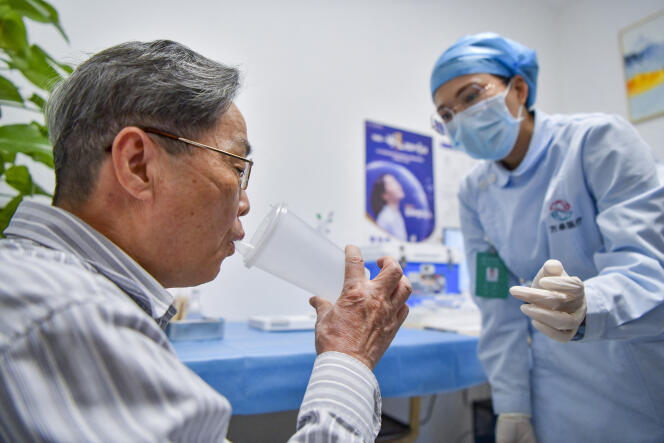 Un homme reçoit une dose de vaccin inhalable contre le Covid-19, le 25 novembre 2022, à Haikou, en Chine.