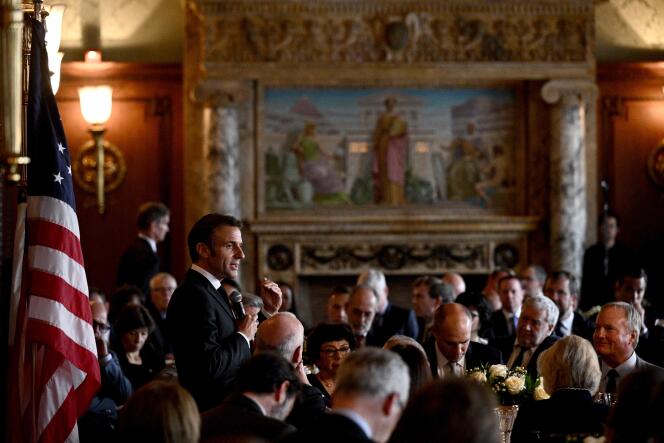 Le président français Emmanuel Macron s'entretient avec l'ambassadeur américain pour le climat John Kerry lors d'un dîner de travail sur les questions de climat et de biodiversité en présence de membres du Congrès à la Bibliothèque du Congrès à Washington, le 30 novembre 2022. 