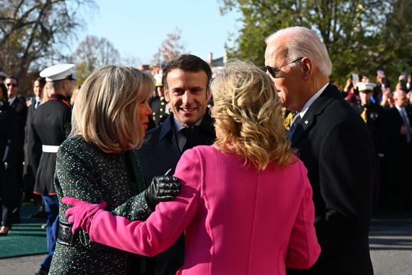 Le président américain, Joe Biden, et la première dame, Jill Biden, accueillent le président français, Emmanuel Macron, et son épouse Brigitte Macron, à la Maison Blanche, à Washington, le 1er décembre 2022.