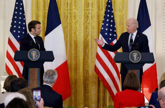 Emmanuel Macron et Joe Biden lors de leur conférence de presse commune à la Maison Blanche, le 1er décembre 2022.