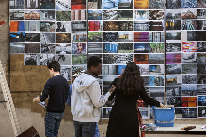 Une exposition de photographies installée par des élèves lors des journées portes ouvertes dans la cour du lycée Brassai, à Paris, en 2016.