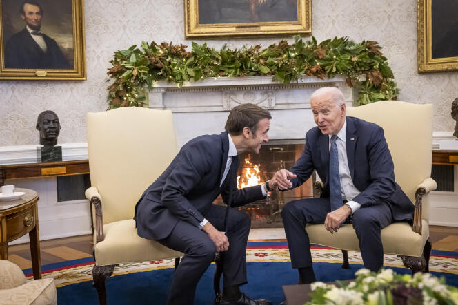 Les présidents Emmanuel Macron et Joe Biden s’entretiennent dans le bureau Ovale de la Maison Blanche, à Washington, le jeudi 1er décembre.