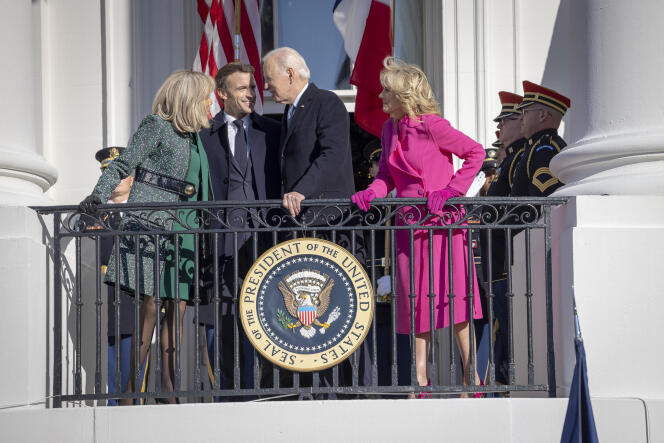 Le président américain, Joe Biden, et son épouse, Jill Biden, accueillent le couple présidentiel français, Emmanuel et Brigitte Macron, à la Maison Blanche, jeudi 1er décembre 2022.
