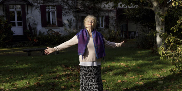 Étables-sur-Mer, le vendredi 18 novembre 2022, domicile de Marie-Thérèse Jestin. Portrait de la dame de 91 ans qui vit seule dans sa grande maison à quelques encablures de l’océan. Elle entretien elle-même son grand jardin et mais fait aider pour tondre la pelouse et tailler les haies.