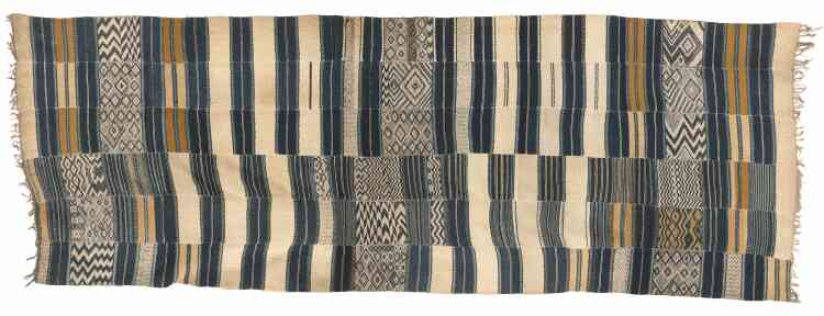 Kpokpo, tenture d’apparat, peuple Vaï, Sierra Leone, XIXe siècle. Coton filé main, armure toile à effet de trame, décor en broché, en six lés, 425 cm x 142 cm (Brighton Museum and Art Gallery).