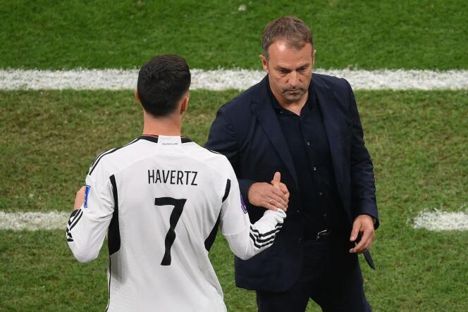 Le sélectionneur allemand, Hans-Dieter Flick, serre la main de son joueur Kai Havertz, après la victoire de son équipe face au Costa Rica, à Al-Khor (Qatar), le 1er décembre 2022.
