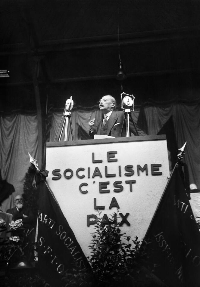 Léon Blum, chef du gouvernement de coalition du Front populaire, prononce un discours lors d’un meeting politique à Paris, en 1936.