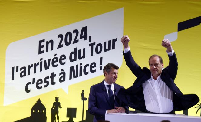 El alcalde de Niza, Christian Estosi, y el director del Tour de Francia, Christian Prudhomme, durante el anuncio de la elección de la ciudad de llegada de la última etapa del Tour de Francia 2024, en Niza, el 1 de diciembre de 2022.