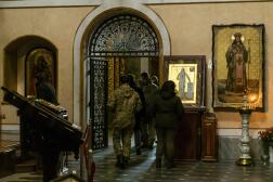 Des officiers ukrainiens mènent une inspection dans le monastère Pechersk Lavra, à Kiev, le 22 novrembre 2022.
