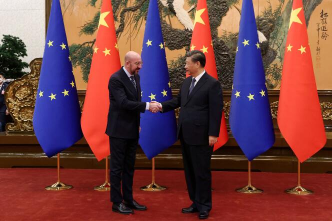 Charles Michel, président du Conseil européen (à gauche) avec le président chinois Xi Jinping au Grand Palais du Peuple à Pékin (Chine), le 1er décembre 2022.