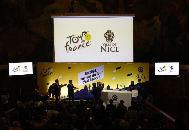 Le maire de Nice, Christian Estrosi, et le directeur du Tour de France, Christian Prudhomme, sur scène lors de l’annonce de l’accueil par Nice de la dernière étape du Tour de France 2024, le 1er décembre 2022. 