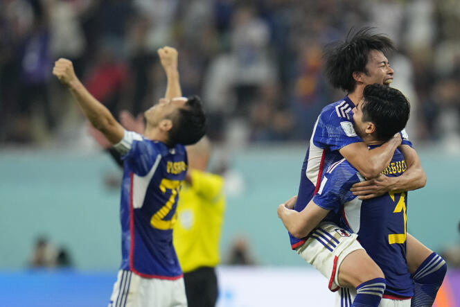 Les Japonais exultent : ils viennent de battre la sélection espagnole en Coupe du monde, jeudi 1er décembre, au stade Khalifa de Doha.