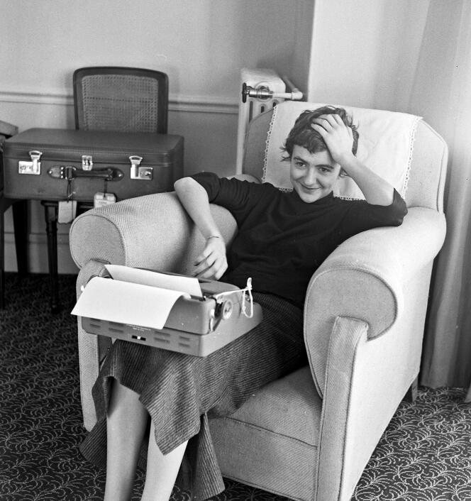 Françoise Sagan, en 1954, dans une chambre de l’hôtel Carlton à Cannes (Alpes-Maritimes).