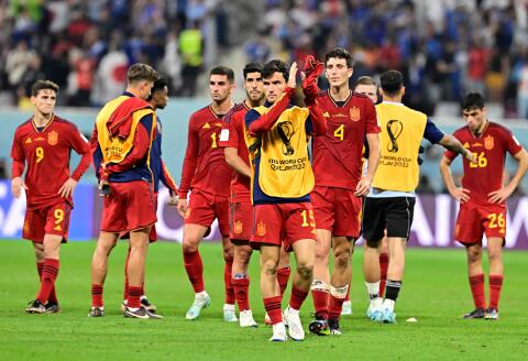 TOPSHOT - Spain's teammates react at the end of the Qatar 2022 World Cup Group E football match between Japan and Spain at the Khalifa International Stadium in Doha on December 1, 2022. (Photo by JAVIER SORIANO / AFP)