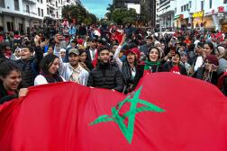 Des Marocains fêtent la qualification de leur pays pour les huitièmes de finale de la Coupe du monde au Qatar, le 1er décembre 2022 à Rabat.