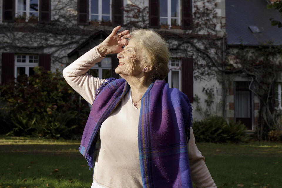 Étables-sur-Mer, le vendredi 18 novembre 2022, domicile de Marie-Thérèse Jestin. Portrait de la dame de 91 ans qui vit seule dans sa grande maison à quelques encablures de l'océan. Elle entretien elle-même son grand jardin et mais fait aider pour tondre la pelouse et tailler les haies.