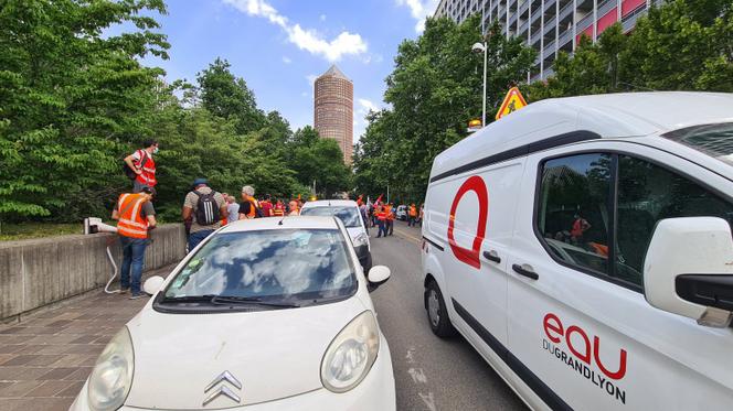 The employees of the Eau du Grand Lyon company, worried about the transition to management from 2023, demonstrate in front of the headquarters of the metropolis, in Lyon, on June 18, 2021.