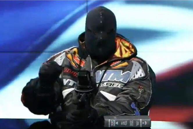Capture d’écran de l’apparition de Kanye West sur le plateau de l’émission « InfoWars », d’Alex Jones, le 1er décembre 2022.