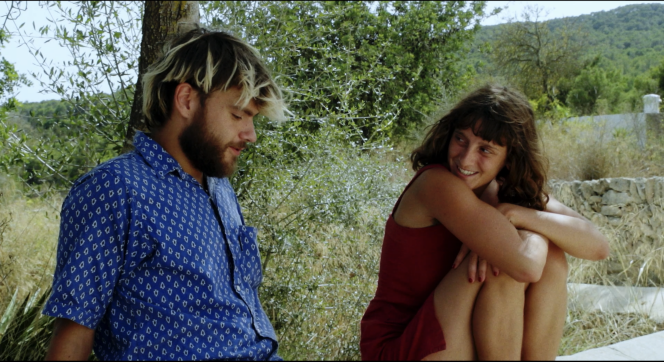 Marius (César Simonot) et Léna (Lucile Balézeaux) dans « Mourir à Ibiza (Un film en trois étés) », d’Anton Balekdjian, de Léo Couture et Mattéo Eustachon.