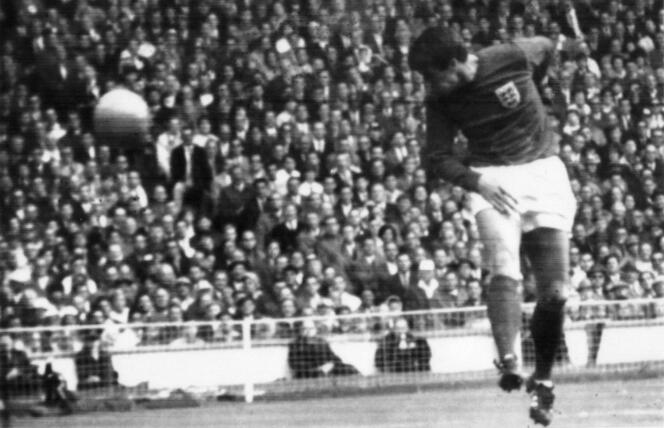 L’attaquant anglais Geoff Hurst, auteur d’un triplé pendant la finale de la Coupe du monde de 1966, remportée par l’Angleterre face à la République fédérale d’Allemagne, le 30 juillet, au stade Wembley de Londres.