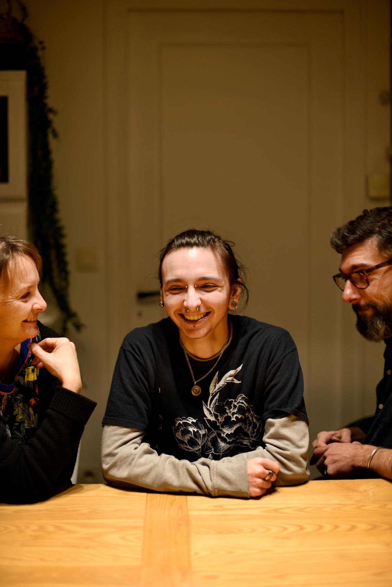 Sasha, 21 ans, avec sa mère, Marie, et son père, Alexandre, chez eux à Evreux, 16 novembre 2022.