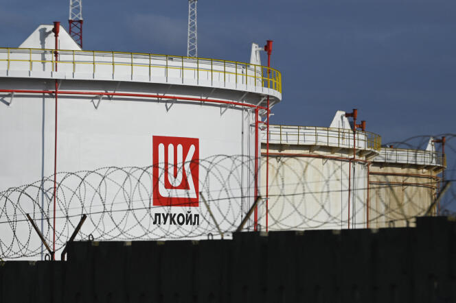 Des réservoirs de carburant Lukoil (le plus grand producteur russe de pétrole), au terminal du port de Rosenets, près de la ville de Burgas (Bulgarie), le 17 mars 2022.