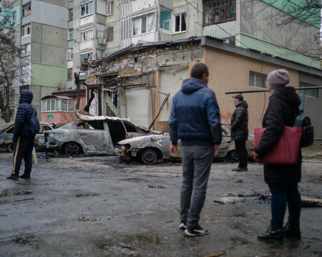 A Kherson (Ucraina), dopo il bombardamento russo di un'area residenziale nella notte tra il 30 novembre e il 1° dicembre 2022. 