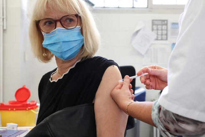 Une patiente se fait vacciner contre le Covid-19, à Nice, le 24 octobre 2022. 