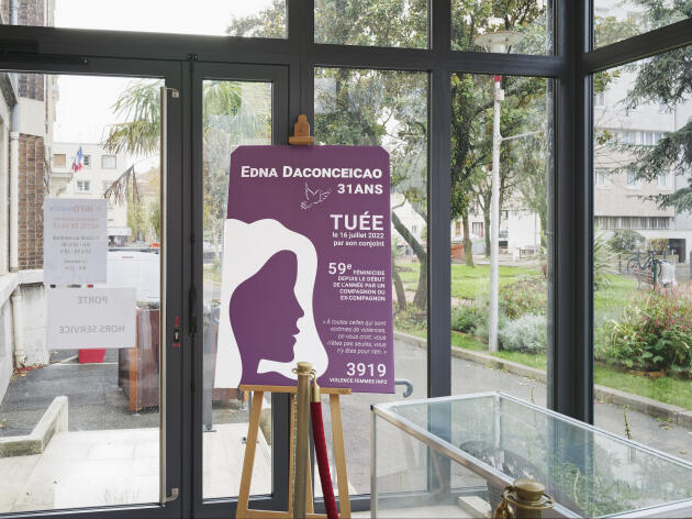 At the entrance to the town hall of Noisy-le-Sec (Saint-Saint-Denis), a sign pays tribute to 31-year-old Edna Daconseikao, who was killed on July 16, 2022 by her companion.  Here it is, November 28, 2022. 
