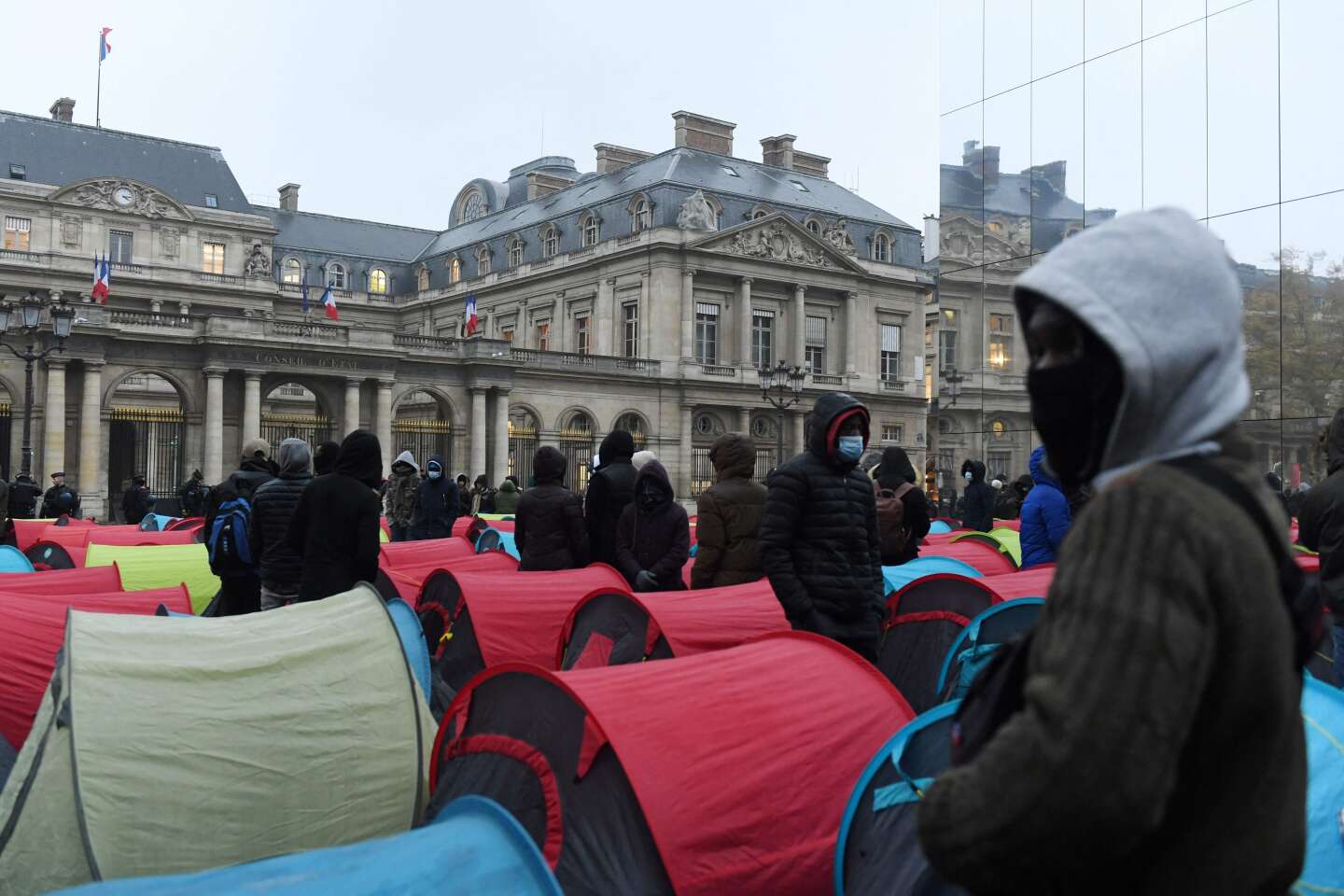 De jeunes migrants campent devant le Conseil d’Etat dans l’espoir d’une mise à l’abri