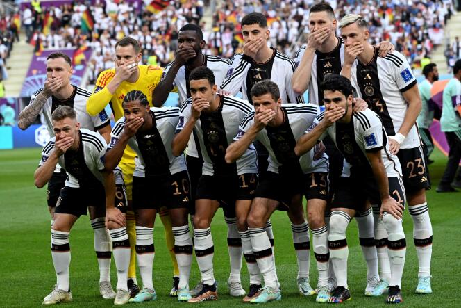 L’équipe nationale allemande de football lors de sa photo officielle au cours de son premier match du Mondial 2022 face au Japon, où les joueurs ont mimé un bâillon avec leurs mains, en soutien aux droits de l’homme et droits des personnes LGBT+, le 23 novembre 2022, à Doha, au Qatar.
