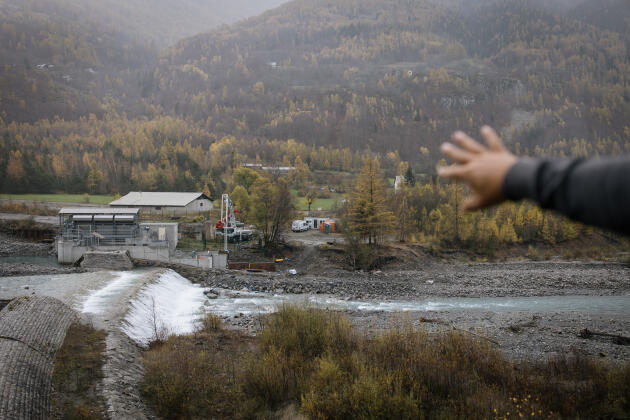 Bertrand Breilh, directeur de la communauté locale de l’eau du Drac amont (Cleda), montre la prise d’eau sur le Drac, à Saint-Jean-Saint-Nicolas (Hautes-Alpes), le 9 novembre 2022.