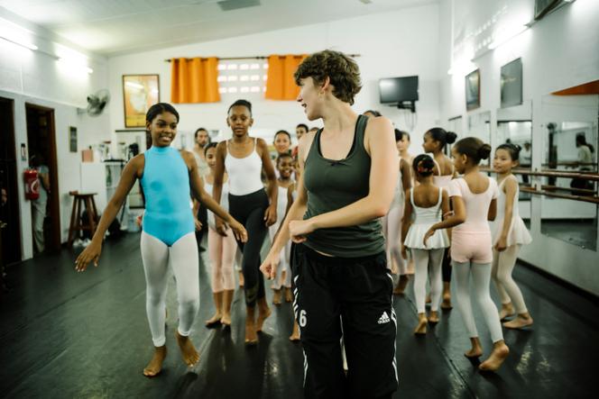 Marion Gautier de Charnacé, avec les élèves de l’Adaclam, à Cayenne (Guyane), le 25 novembre 2022.
