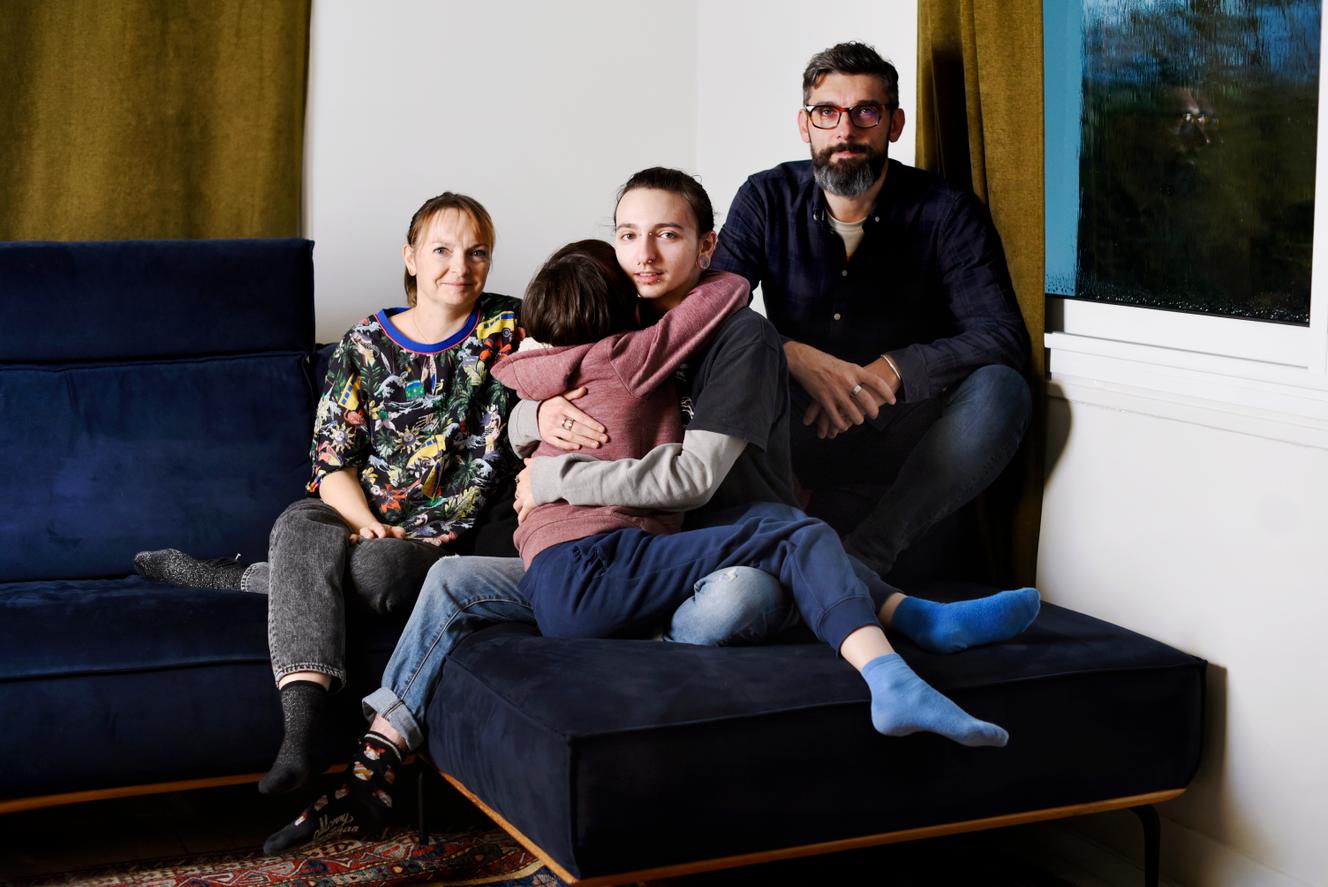 Sasha, 21 ans, avec sa mère, Marie, et son père, Alexandre, ainsi qu’Achille, son petit frère de 11 ans, chez eux à Evreux, 16 novembre 2022.