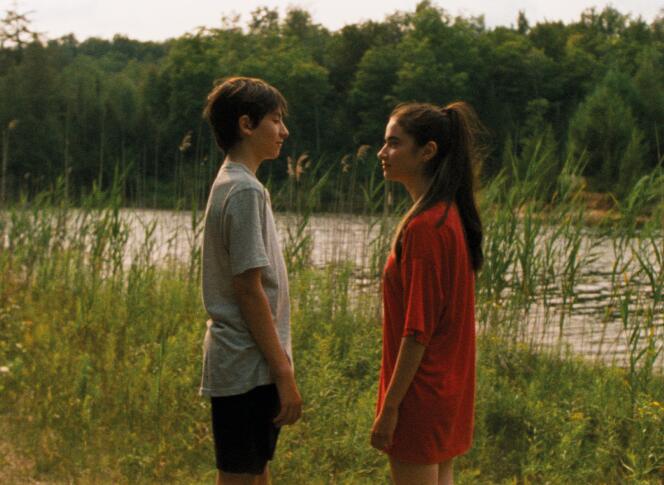 Bastien (Joseph Engel) et Chloé (Sara Montpetit) dans « Falcon Lake », de Charlotte Le Bon.