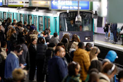 Sur un quai de la station de métro Saint-Lazare, à Paris, le 10 novembre 2022.