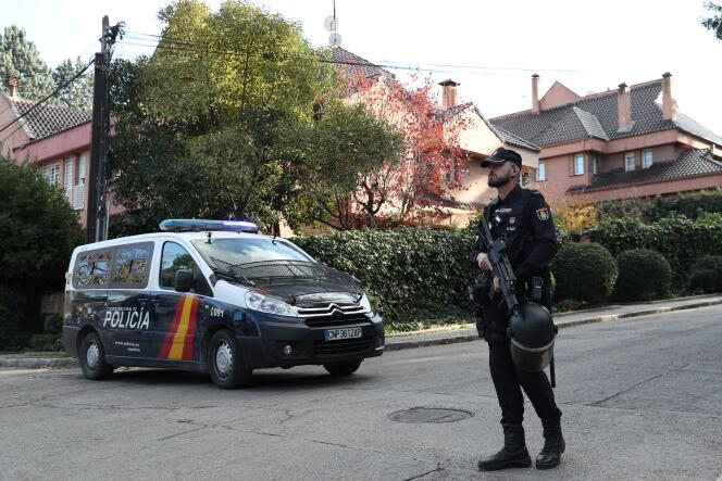 A Madrid, un policier se tient devant l'ambassade d'Ukraine après avoir reçu un colis sanglant le vendredi 2 décembre 2022, suite à plusieurs lettres piégées reçues plus tôt. 