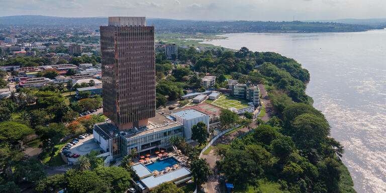 Fleuve Hotel, 18.11.22, Kinshasa. La tour de l'hotel Fleuve Congo fut construite en 1977 pour devenir le Centre de commerce international du Zaire. L'immeuble fut alors abandonné de 1987 à 2010.