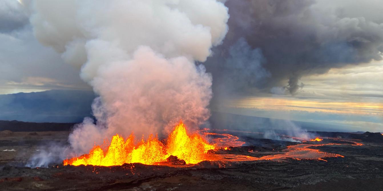 Le Plus Grand Volcan Du Monde Le Mauna Loa, plus grand volcan actif du monde, se réveille à Hawaï