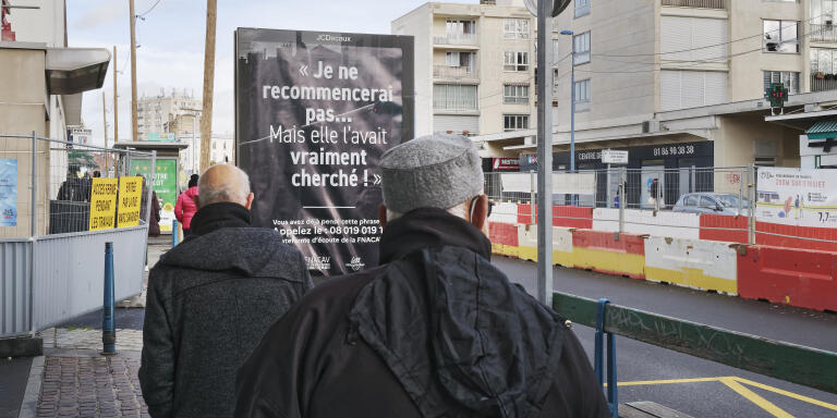 Dans la rue Jean Jaurès au centre ville de Noisy-le-Sec (93),  l'une des affiches de prévention à l'encontre des auteurs de violences conjugales. Le 28/11/2022, Camille Gharbi pour 