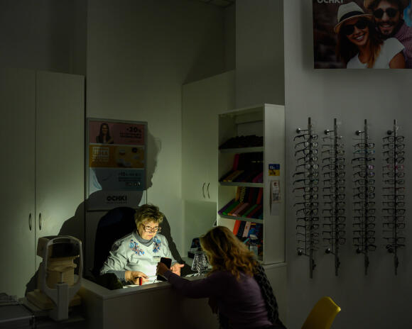 Une ophtalmologue travaille dans le noir à Kiev, le 28 novembre 2022.