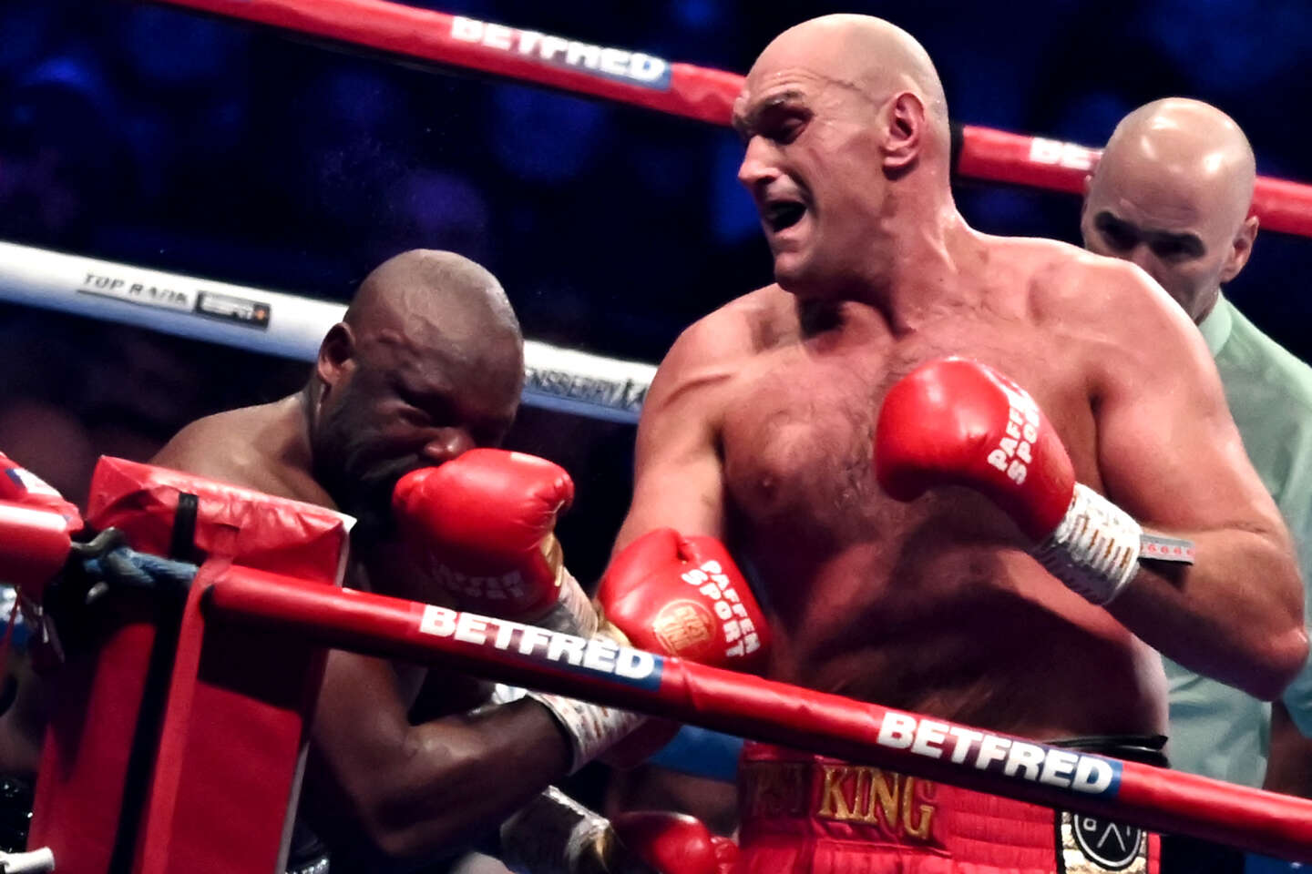 Boxe : Tyson Fury conserve facilement sa ceinture WBC des poids lourds face à Dereck Chisora