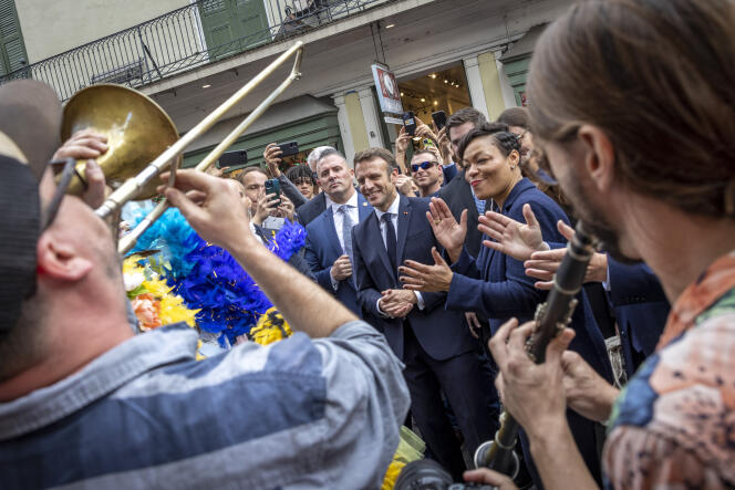 Emmanuel Macron aux côtés de la maire de La Nouvelle-Orléans, LaToya Cantrell, dans le French Quarter, à La Nouvelle-Orléans, le 2 décembre 2022.