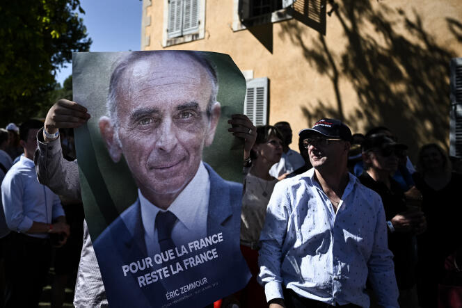 Un simpatizante sostiene un cartel de Eric Zemmour, durante la universidad de verano de Reconquest!, en Gréoux-les-Bains (Alpes-de-Haute-Provence), el 11 de septiembre de 2022. 