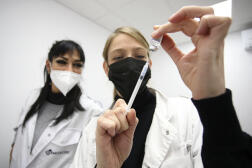 Des médecins préparent un vaccin contre le Covid-19, en Corse en 2022.