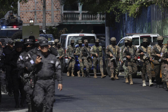 Des soldats arrivent pour une opération spéciale à Soyapango, au Salvador, le 3 décembre 2022.